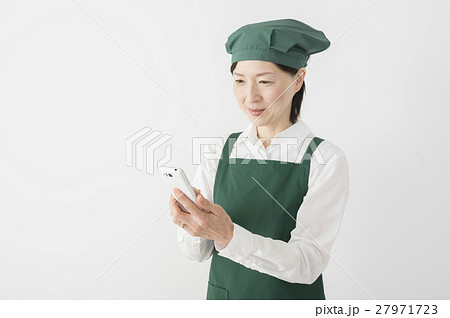 携帯をチェックするスーパー店員 27971723