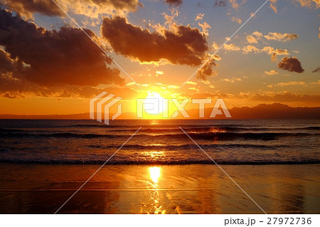 海岸の夕日・片瀬西浜海水浴場 27972736