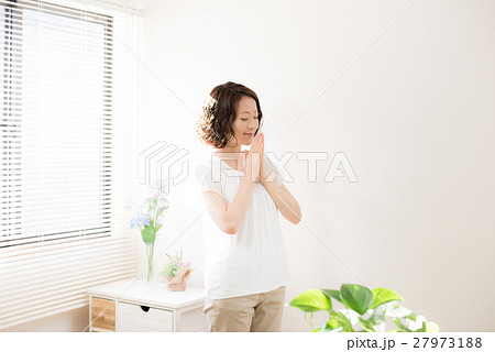 女性　ビューティー 27973188