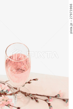 桜の花とロゼワイン 27973966