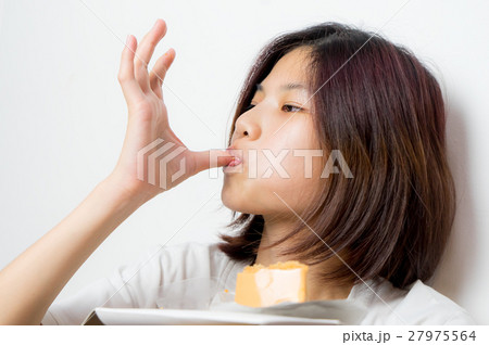 Japanese girl is deeply enjoying by lick the cake 27975564