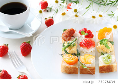 ハート型いちごのオープンサンドイッチとコーヒーと苺 27978634