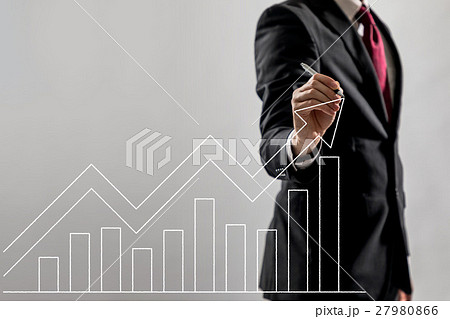 グラフを描くビジネスマン 27980866