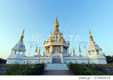 White buddha pagoda temple in Wat Thung Set Thi White buddha pagoda temple in Wat Thung Set Thi 27980919