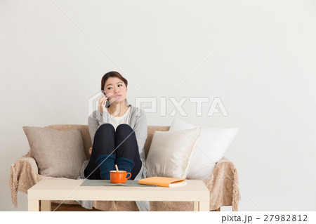 くつろぐ女性 くつろぐ女性 27982812