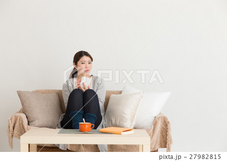 くつろぐ女性 くつろぐ女性 27982815