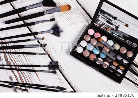Natural brushes and palette eye shadow. Natural brushes and palette eye shadow. 27985176