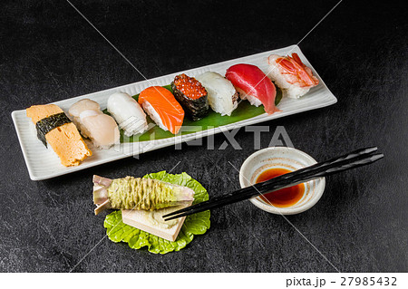 本格握り寿司　 Japanese gourmet genuine finger sushi 27985432
