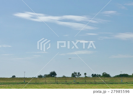飛行機（Airplane）、空港周辺の風景（Landscape near Airport） 27985596