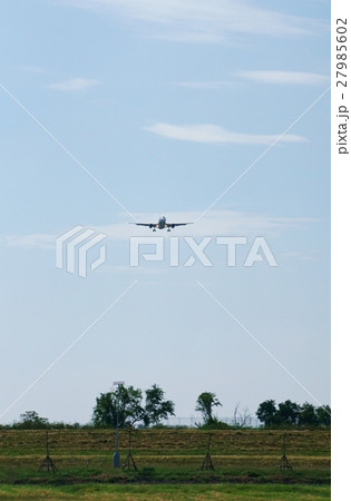 飛行機（Airplane）、空港周辺の風景（Landscape near Airport） 27985602