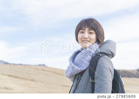 冬に一人旅をする若い女性 27985609
