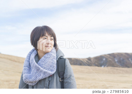 冬に一人旅をする若い女性 27985610