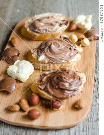 Slices of bread with chocolate cream and nuts 27987951