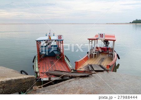 ferry port 27988444