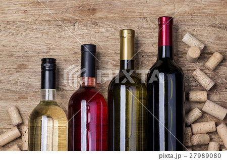 wine corks  on wooden  27989080
