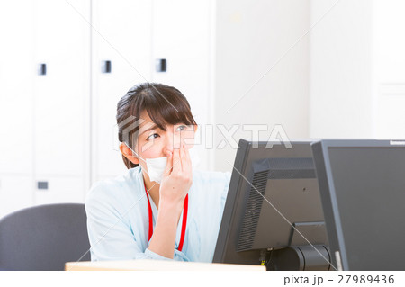 女性社員　オフィスレディ　風邪　マスク　感染症　予防　風邪の季節 27989436