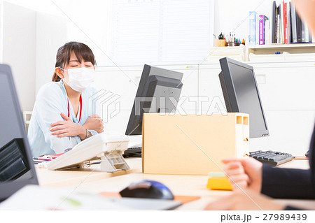 女性社員 オフィスレディ 風邪 マスク 感染症 予防 風邪の季節 女性社員 オフィスレディ 風邪 マスク 感染症 予防 風邪の季節 27989439