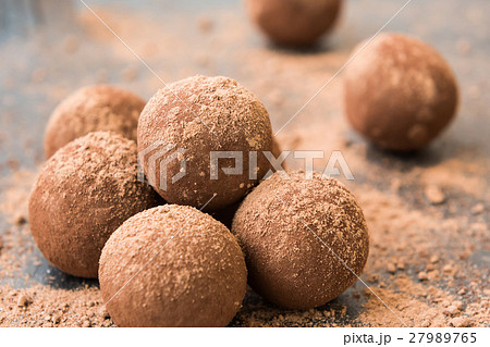 Energy balls with chocolate, cream and cocoa 27989765