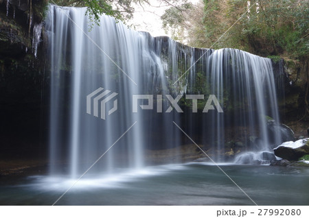 熊本県小国町の滝　冬の鍋ケ滝 27992080