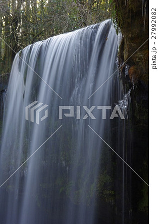 熊本県小国町の滝　冬の鍋ケ滝 27992082