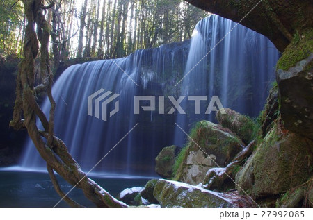 熊本県小国町の滝　冬の鍋ケ滝 27992085