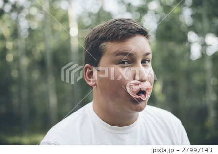 27082 27997143