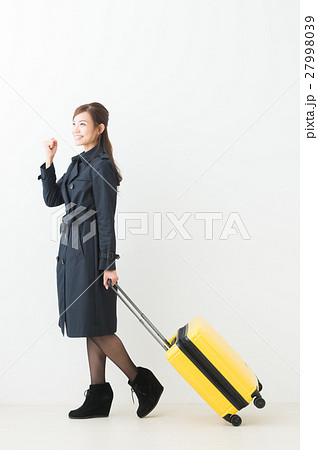 スーツケースを持つ女性の写真素材