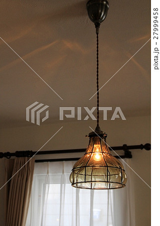 ガラスシェードの吊り下げ灯　インテリアライト 27999458