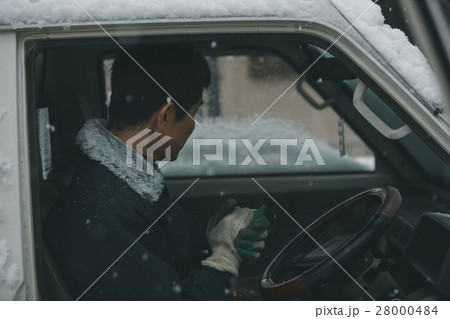 middle-aged and older person middle-aged and older person 28000484