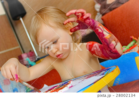 Girl Draws on itself 28002134