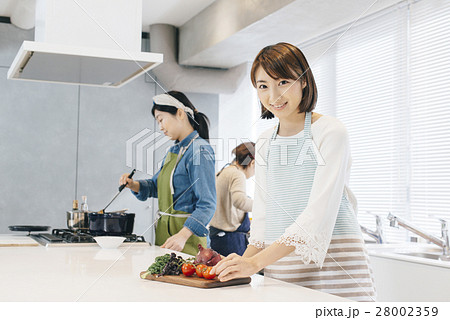 料理する女性 28002359