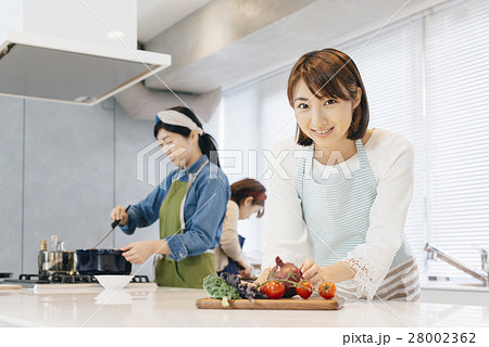 料理する女性 28002362