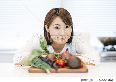 料理する女性 28002368