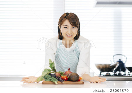 料理する女性 料理する女性 28002370
