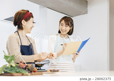 料理する女性 28002375