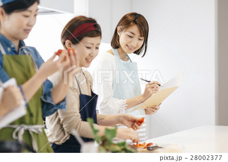 料理する女性 28002377