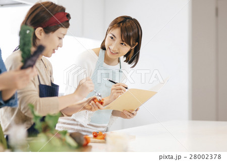 料理する女性 料理する女性 28002378