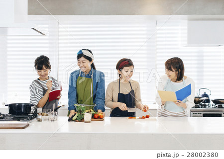料理する女性 28002380