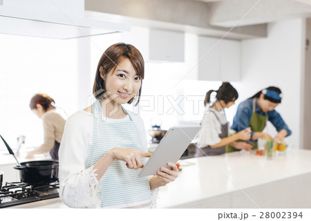 料理する女性 28002394