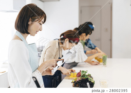 料理する女性 28002395