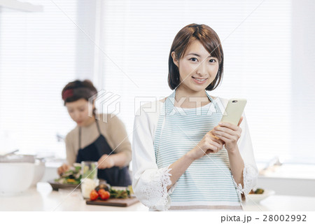 料理する女性 28002992