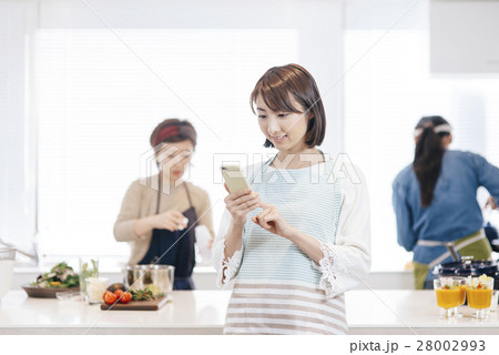料理する女性 28002993