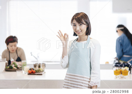 料理する女性 28002998