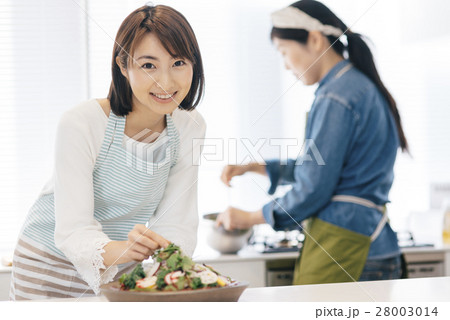 料理する女性 28003014
