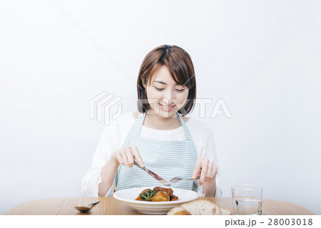 食事する女性の写真素材