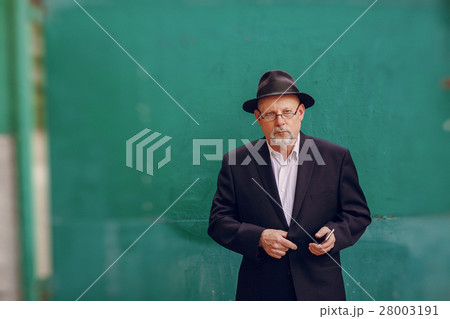 old man in field 28003191