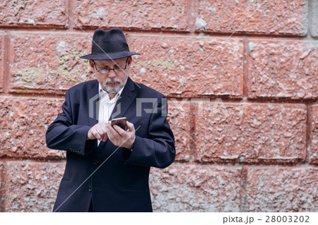 old man in field 28003202