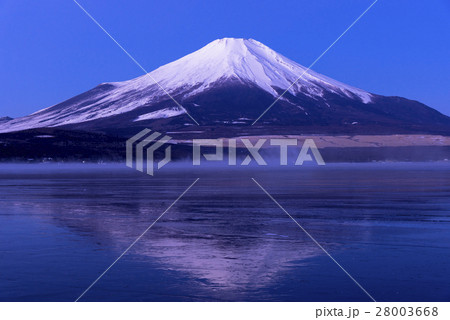 山中湖より未明の富士山 山中湖より未明の富士山 28003668