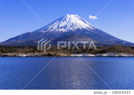 凍てつく精進湖より富士山 28004035