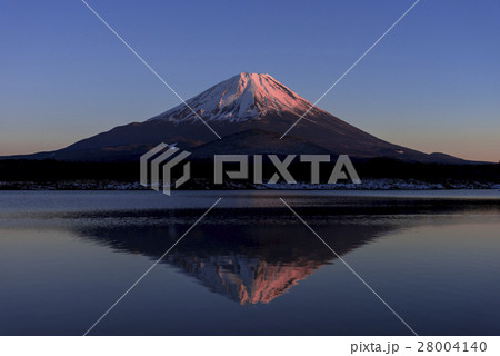 精進湖より厳冬期の紅富士 精進湖より厳冬期の紅富士 28004140